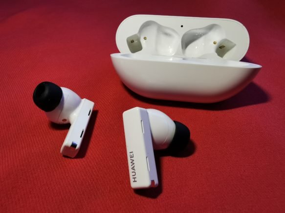 Silicoanele de la căștile Freebuds 4i montate pe Freebuds Pro