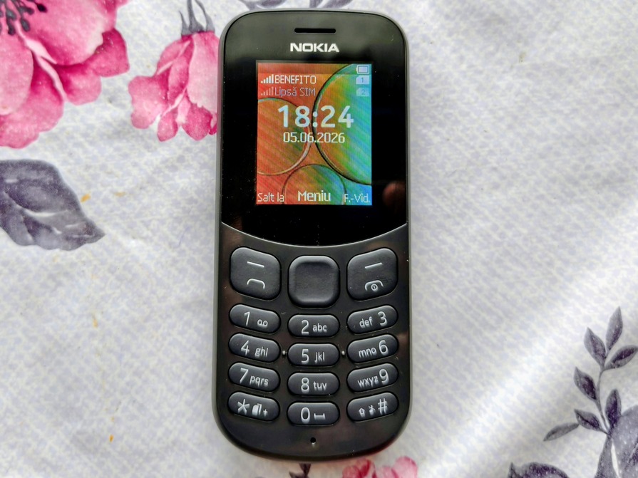 Ecranul unui telefon Nokia, cu rețeaua BENEFITO afișată deasupra mesajului „Lipsă SIM”, ora 18:24 și data 05.06.2026